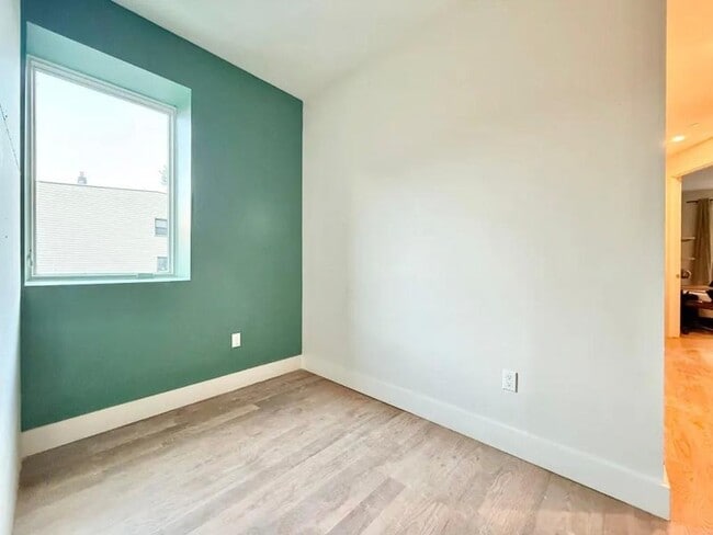 Foto del edificio - Furnished room/NOT APARTMENT