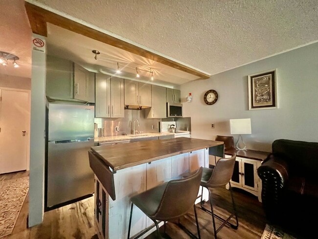 Building Photo - Beautifully updated condo in Winter Park