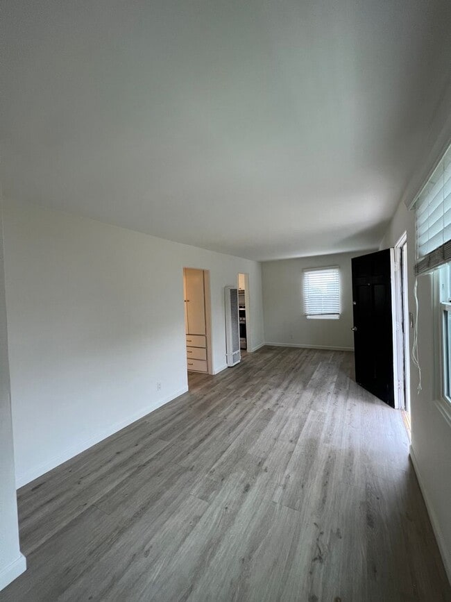 Building Photo - Cozy Cottage with large fenced yard, patio