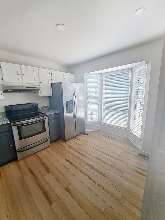 Building Photo - End Unit 3-Level Townhome in Millbrook Nei...