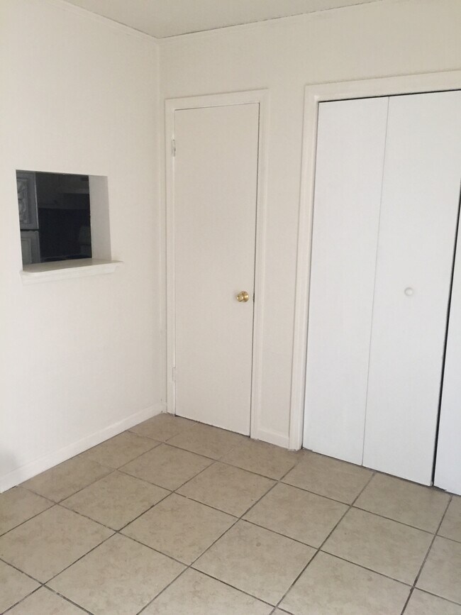 Dining Room with Washer/Dryer Closet - 3432 Yorkfield Dr