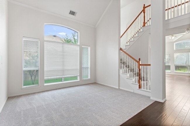 Building Photo - 915 Falcon Trail