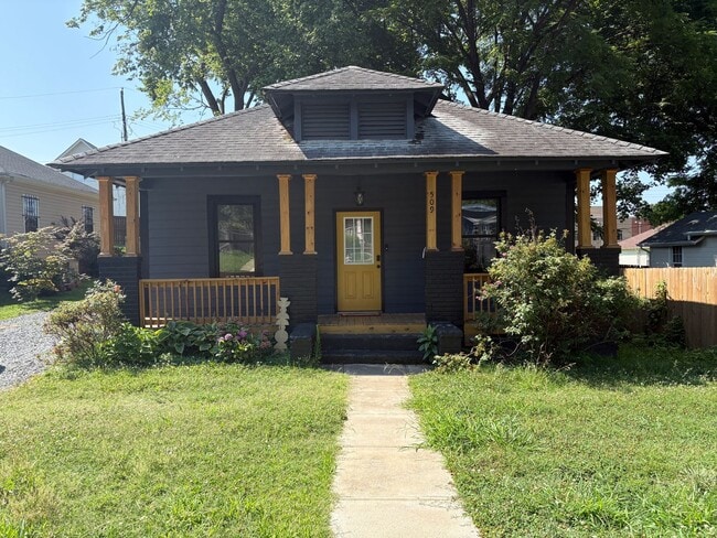 Building Photo - Charming 2 Bedroom Home Minutes from Uptown