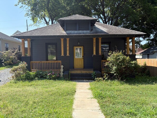 Foto del edificio - Charming 2 Bedroom Home Minutes from Uptown