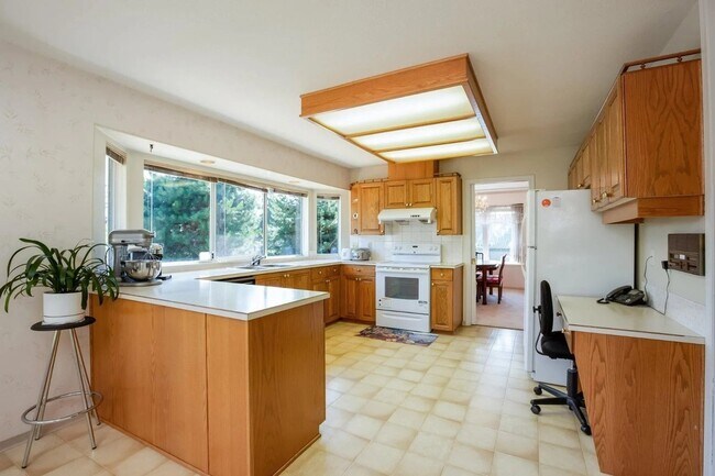 Building Photo - 8082-8150 150 St