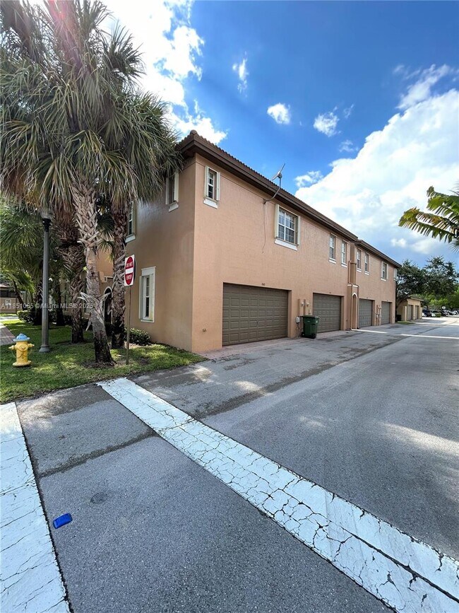 Foto del edificio - 1065 SW 147th Ter