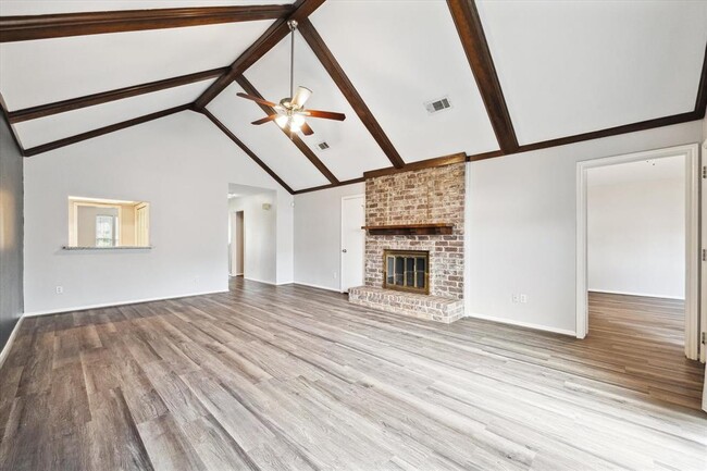 Foto del edificio - 2825 Camelot Ln