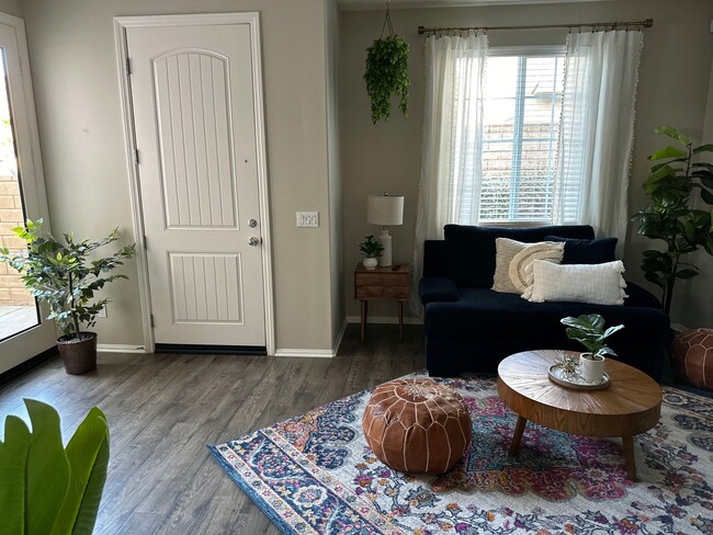 Building Photo - Beautifully upgraded 3-bedroom, 4-bathroom...