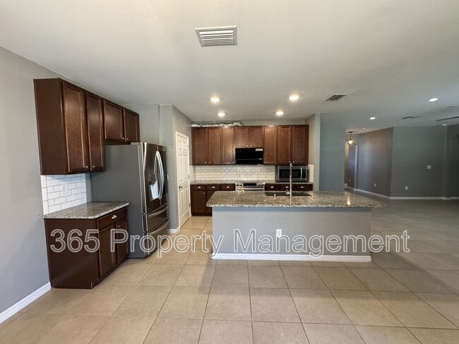 Foto del edificio - 471 Seasons Dr