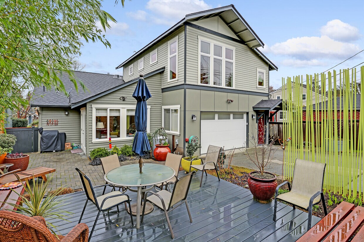 Foto principal - 2732 44th Ave SW