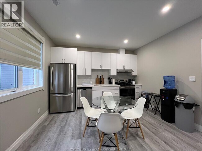 Photo du bâtiment - 917 McKay Ave