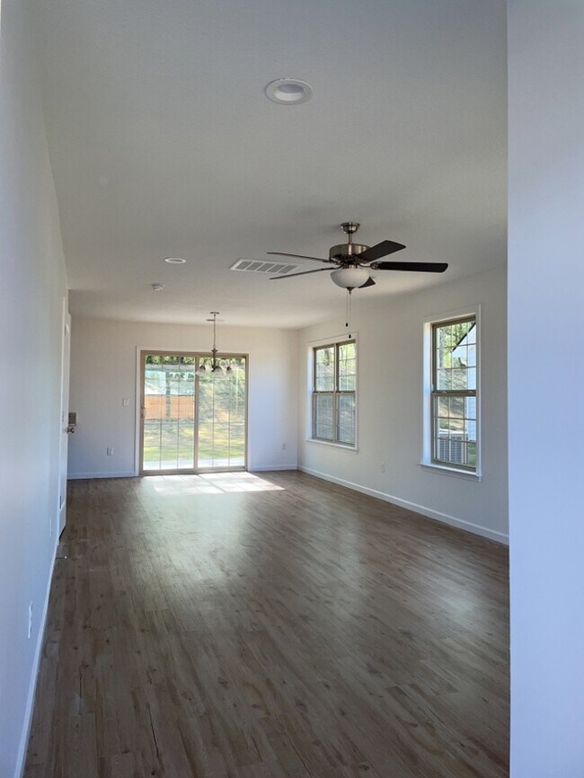Foto del edificio - Beautiful 4 Bedroom