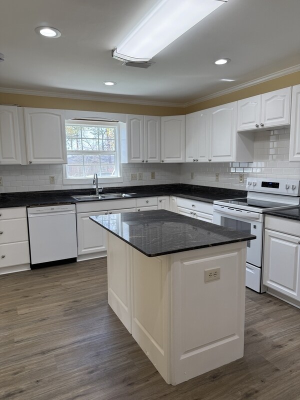 Foto del edificio - 2209 Jerry Jones Dr