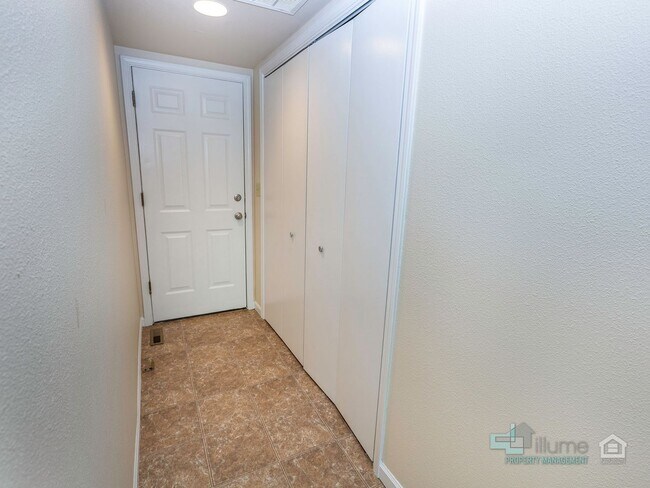 Foto del edificio - 3493-3493 Hawthorne Ave NE