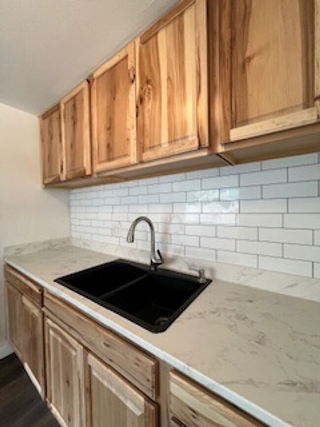 Building Photo - Elm Duplex