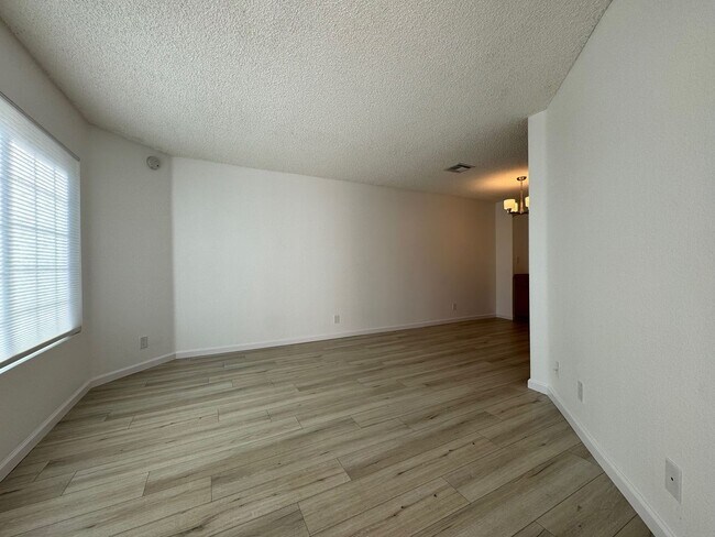Foto del edificio - Remodeled 3 bedroom 2.5 bathroom townhouse