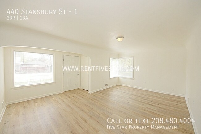 Foto del edificio - Charming 2 Bedroom Upstairs Apartment Avai...