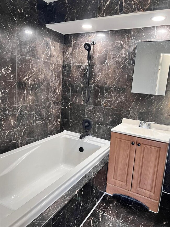 Foto del edificio - 301 NW 177th St