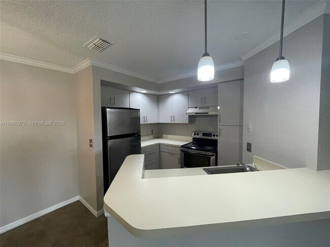 Foto del edificio - 3390 Pinewalk Dr N