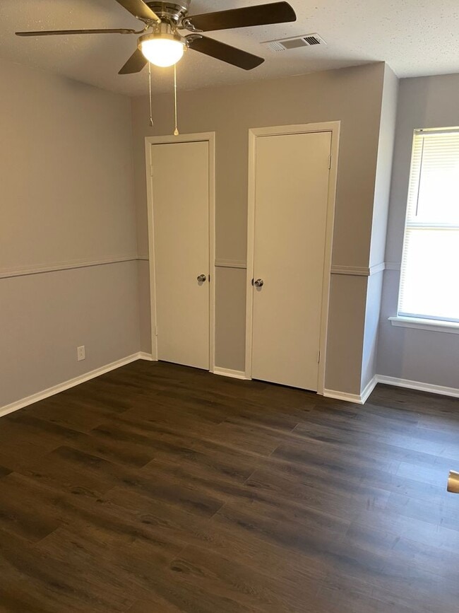 Building Photo - Duplex - Stunning 3 bedroom 2 bath