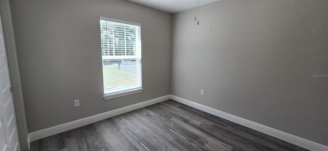 Building Photo - 211 Oak Ln Cir