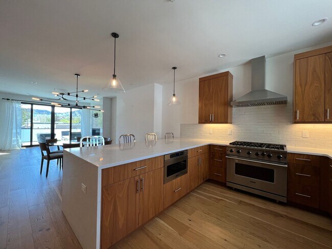 Building Photo - Sunny and Spacious Boulder Townhome - Luxu...