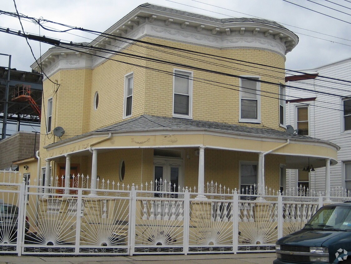 Primary Photo - 11-13 Wyckoff Ave
