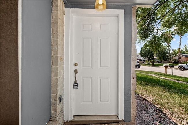 Building Photo - 2714 S Brompton Dr