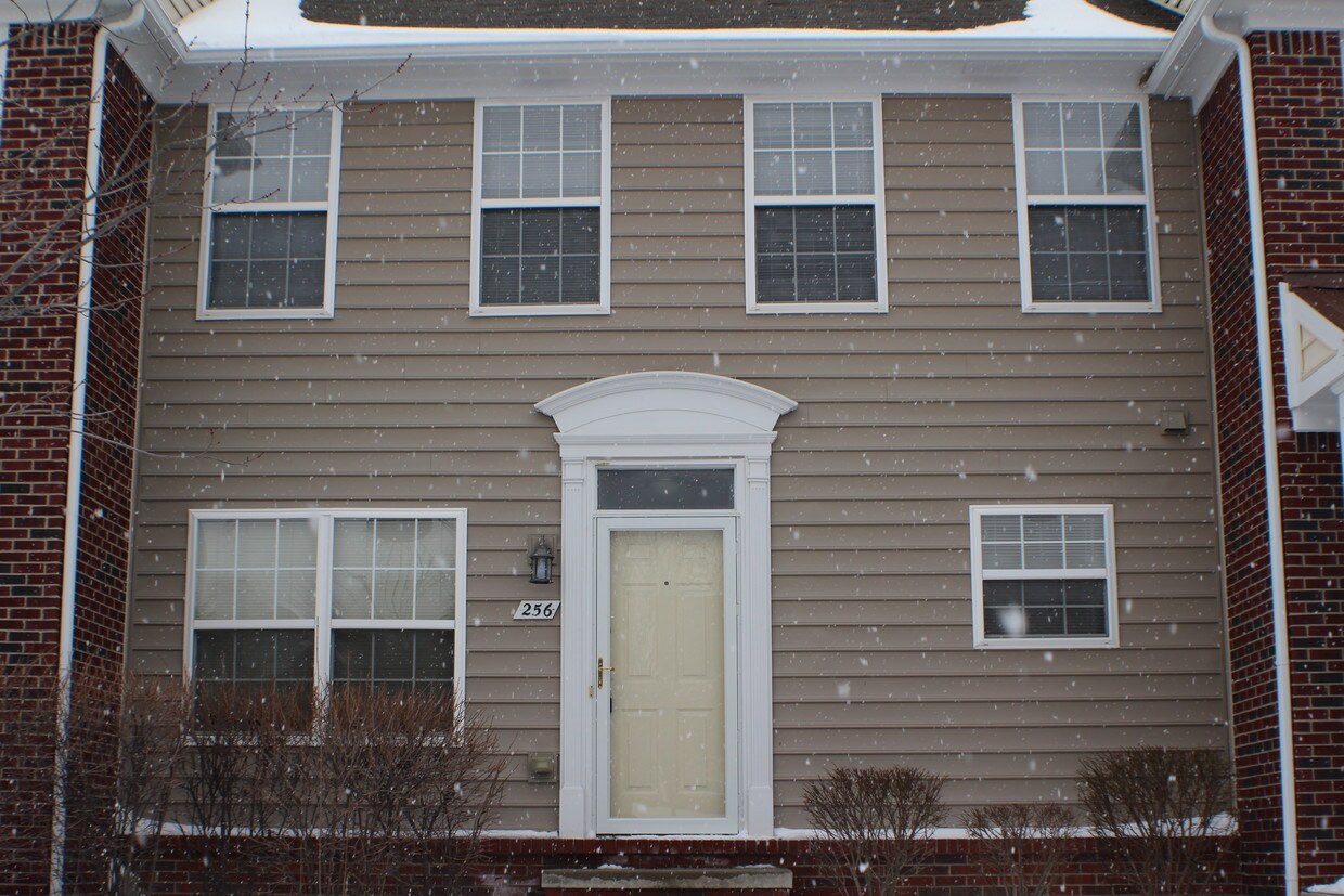 256 Stonegate E, Pontiac, MI 48341 Condo for Rent in Pontiac, MI