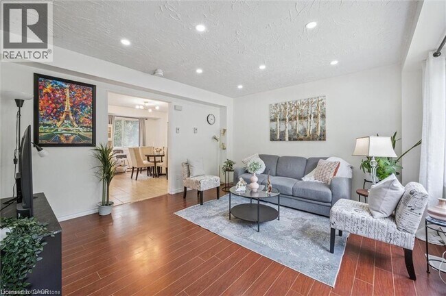 Photo du bâtiment - 187A Cedarvale Crescent