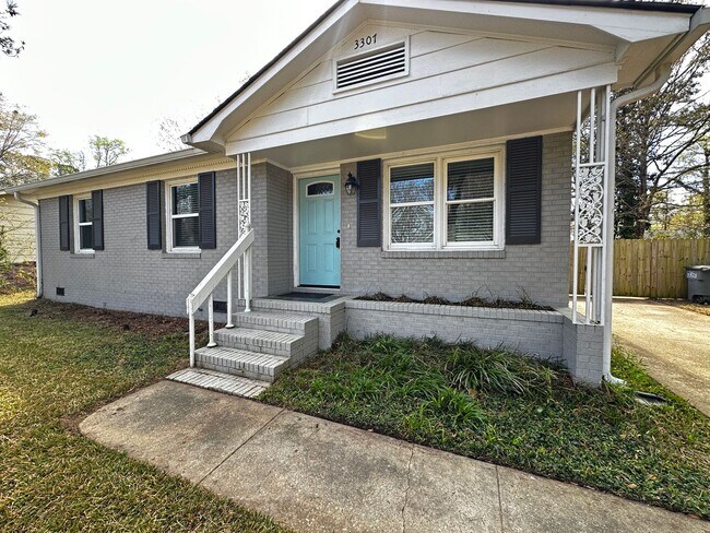 Foto del edificio - Gorgeous 3 Bed 1 Bath Renovated Brick Home...