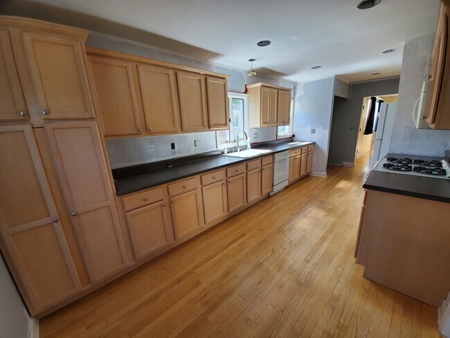 Building Photo - 212 Elm St