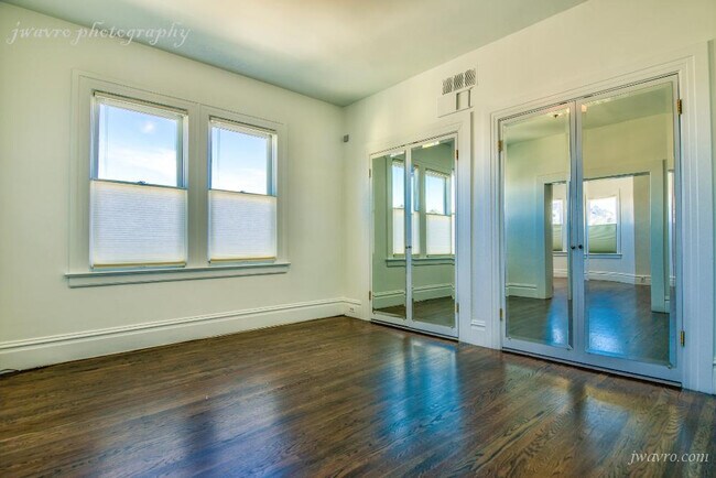 Building Photo - 555 Sanchez St