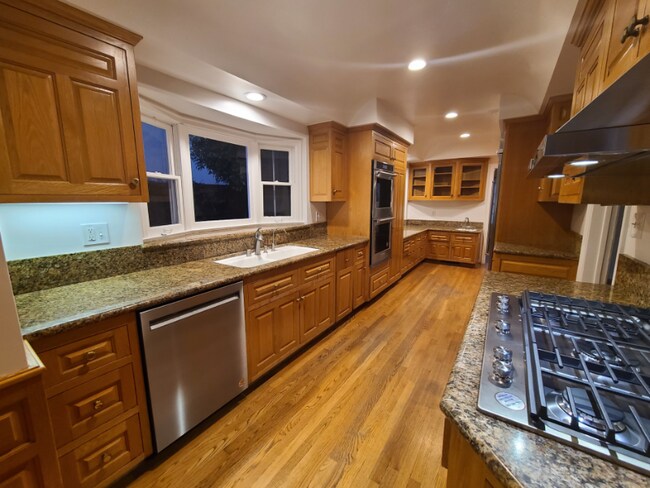 Building Photo - 1152 S Beverwil Dr