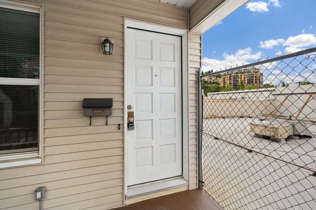 Building Photo - Spacious 2nd floor two bedroom duplex