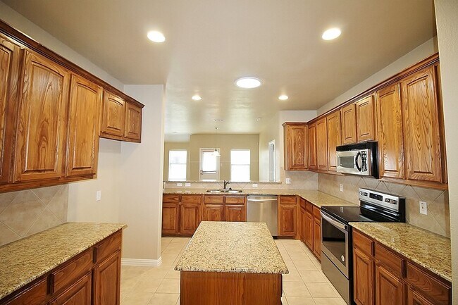 Building Photo - Lovely 3/2/2 in Waxahachie For Rent!