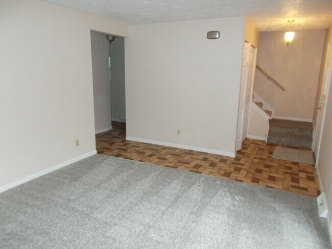 Foto del edificio - Welcome to this Stunning and Expansive 3 Bedroom, 2 1/2 Bath Home in the Desirable Oak Park Area ...