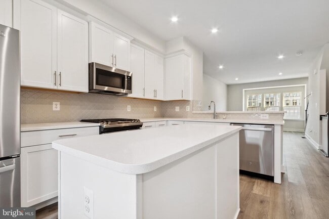Building Photo - 14040 Sunrise Valley Dr