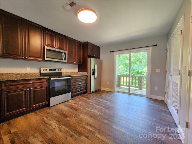 Building Photo - 1311 N Juniper Ave