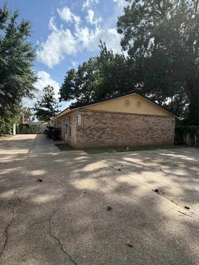 Building Photo - 114 Webb St
