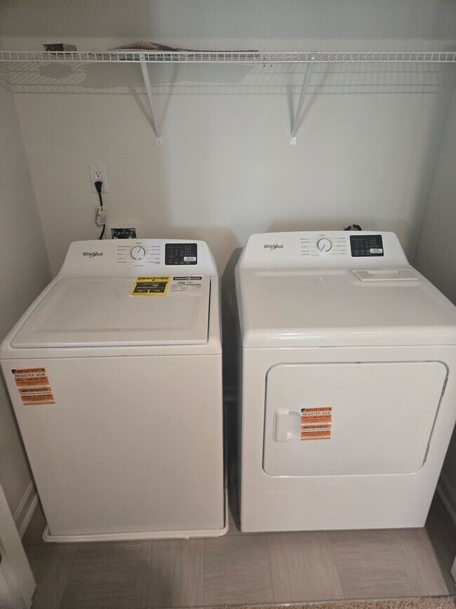 Foto del edificio - New Construction in Brightwood Farms! End unit!