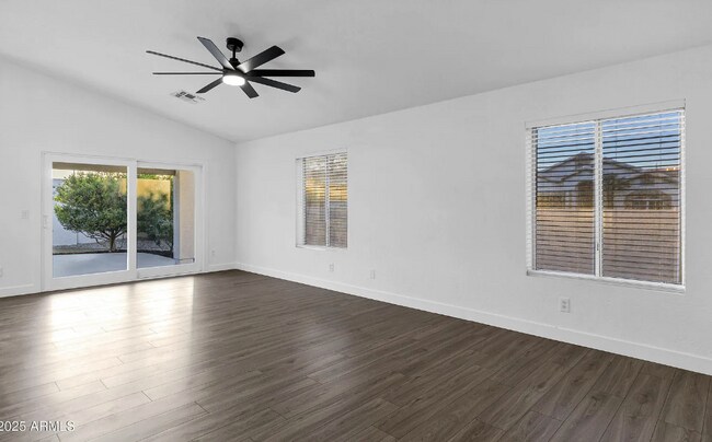 Foto del edificio - 896 N Kingston St