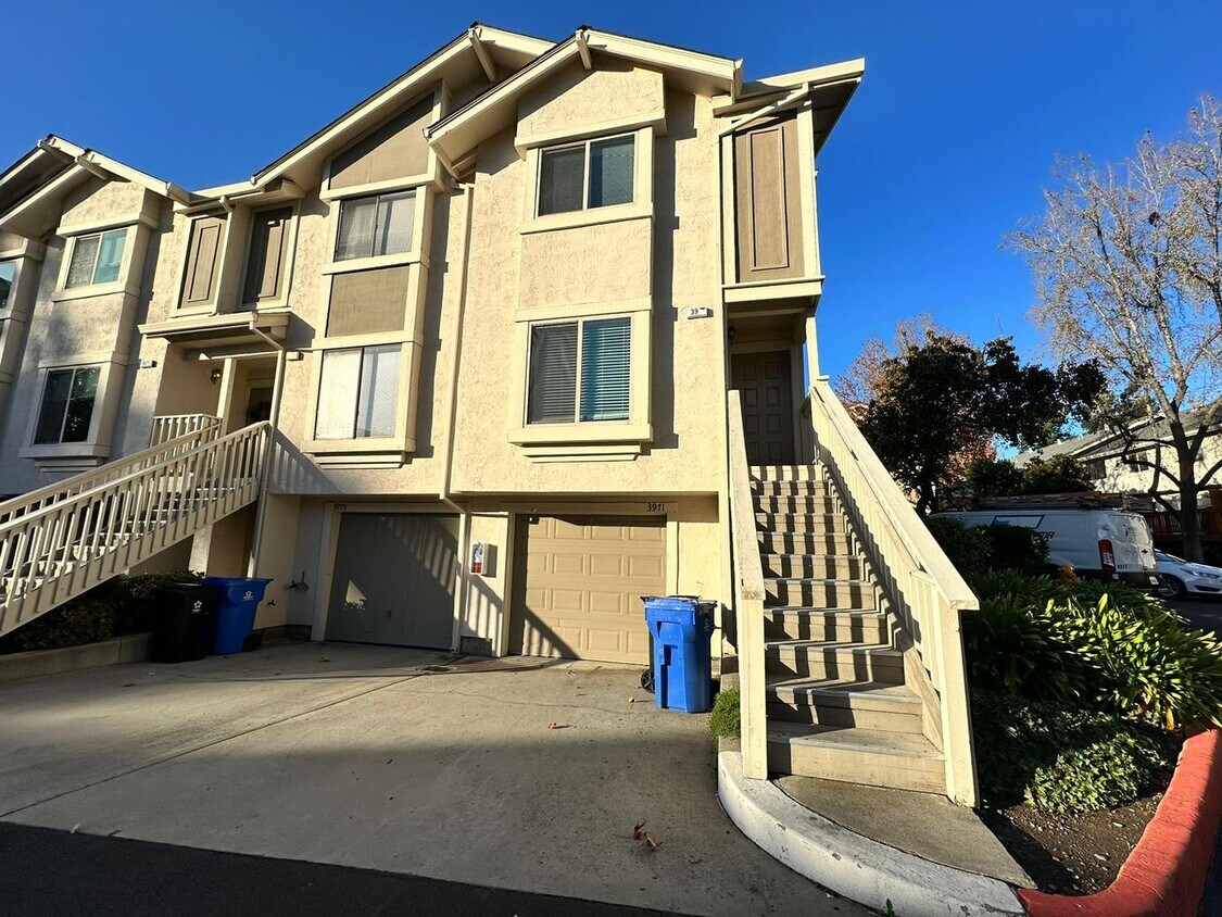 Primary Photo - Cozy Beautiful Townhouse for Rent