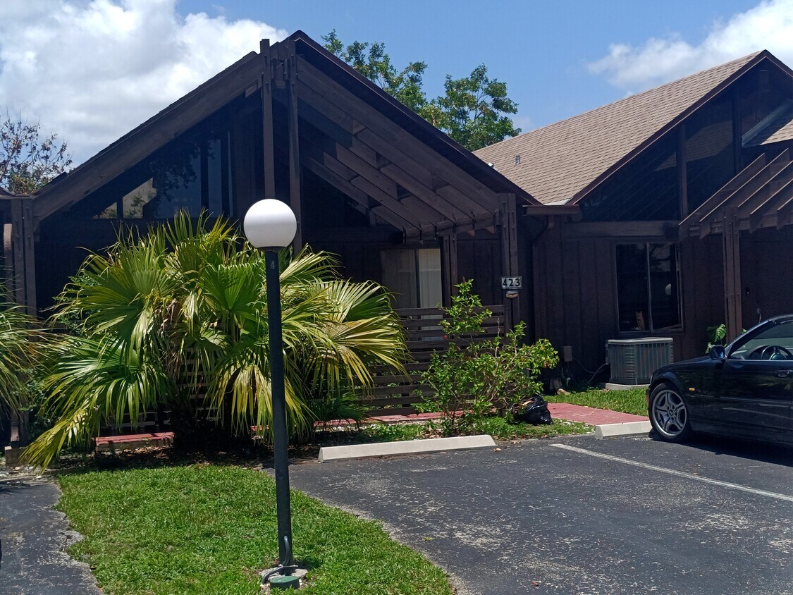 Frente del Pueblo - 423 N University Dr