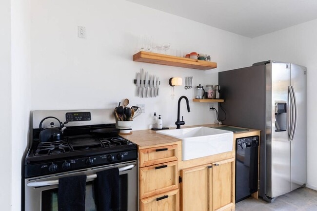 Building Photo - COMING SOON Beautiful 3-Bedroom, 2-Bath Home in Joshua Tree fully furnished