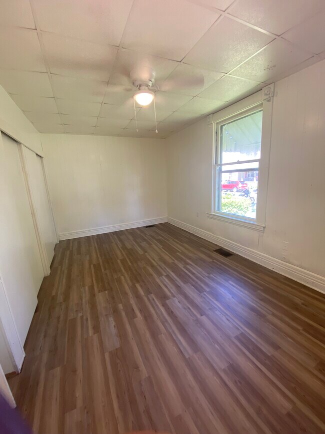 Dormitorio principal grande - 220 E Oak St