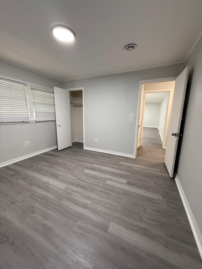 Foto del edificio - 3415 Willow Ln Dr