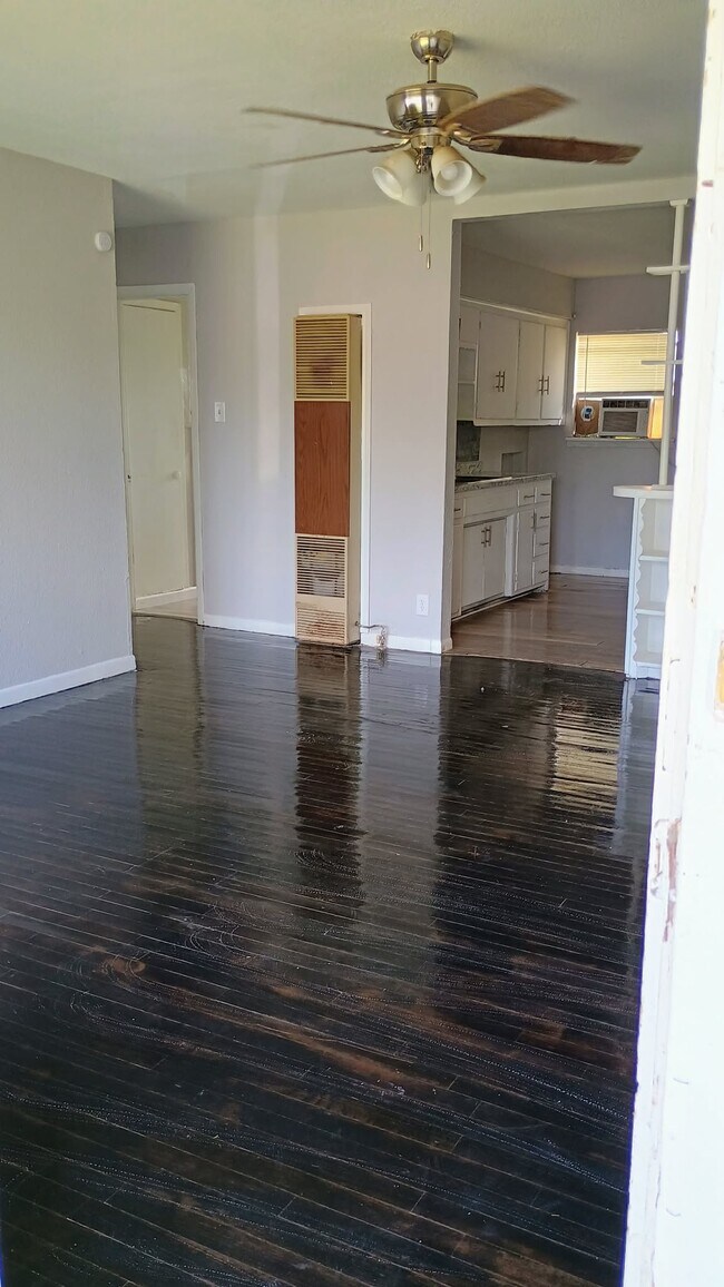 Foto del edificio - 1046 W Star St