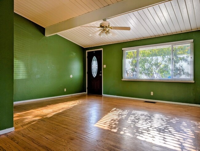 Building Photo - 3060 Ponderosa Dr