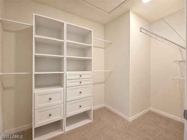Foto del edificio - 2736 Dumont Ln